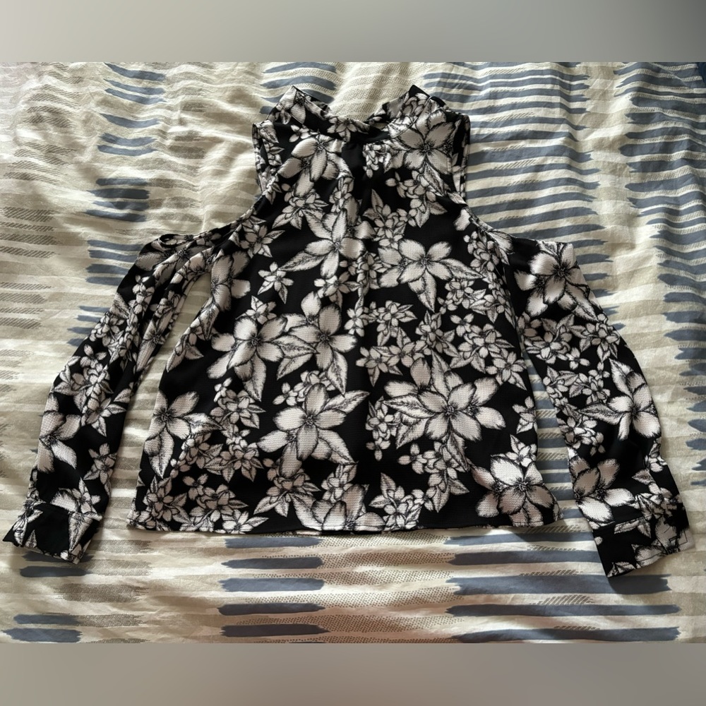 Open Shoulder Top - Picture 3 of 4
